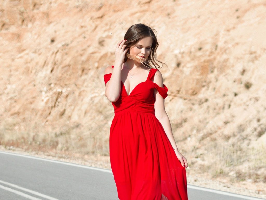 девушка в красном платье